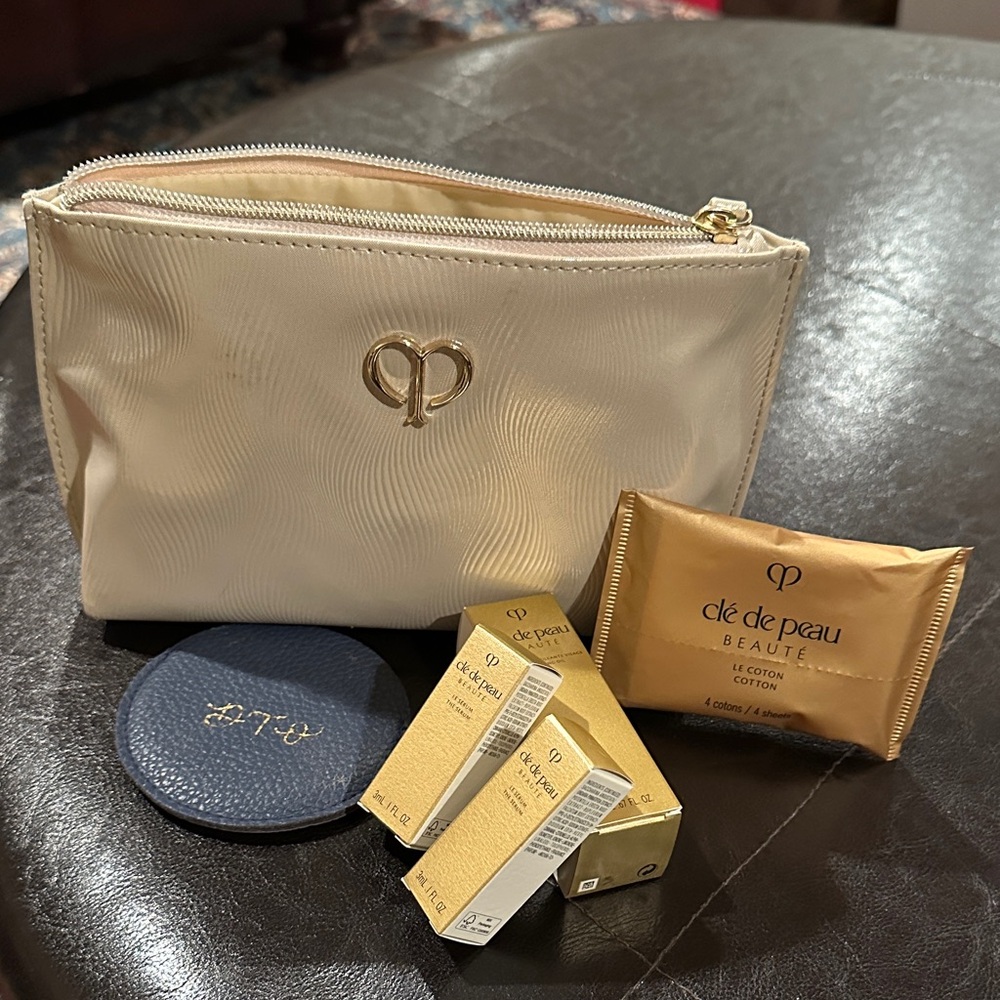 Clé de Peau Beauté Cosmetic Set with Cream Pouch